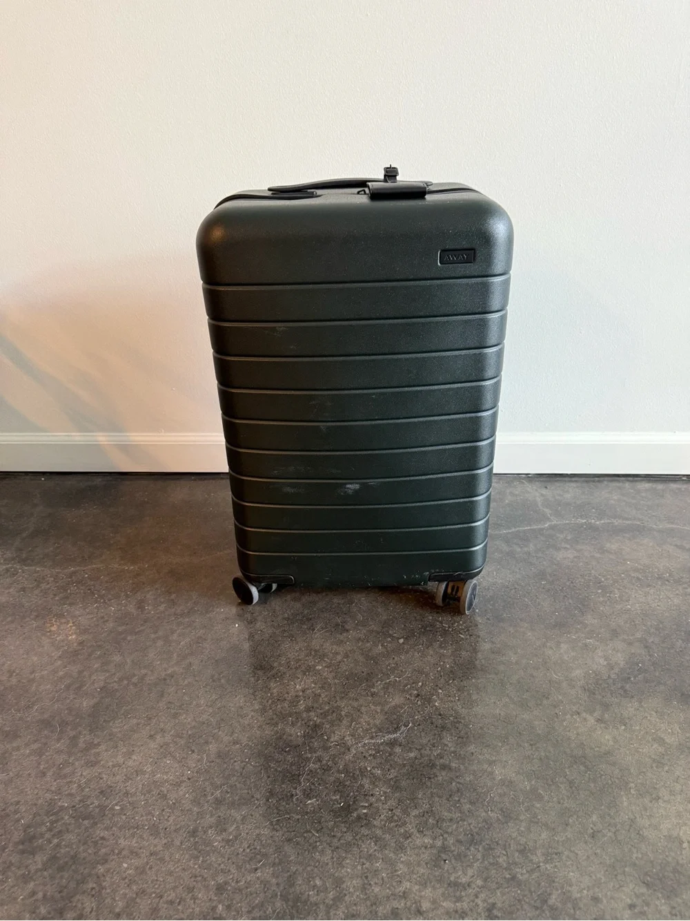 Away Expandable Hardshell Carry-On – Charcoal Black
